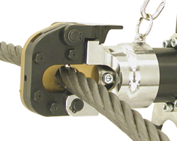 Cordless, electric wire rope cutter